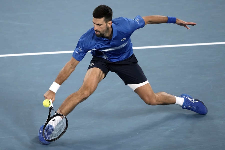 KO JE REKAO DA JE IZGUBLJEN POEN? Đoković na neverovatan način spasio loptu, pa osvojio treći set (VIDEO)