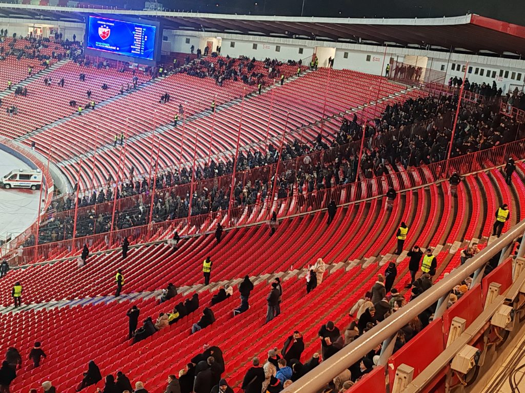 SNEG JE ZA SADA POKVARIO „ZARADU“, VIDEĆEMO DA LI I ZABAVU „Marakana“ poluprazna, veliki broj navijača PSV-a je u „kavezu“ (VIDEO)