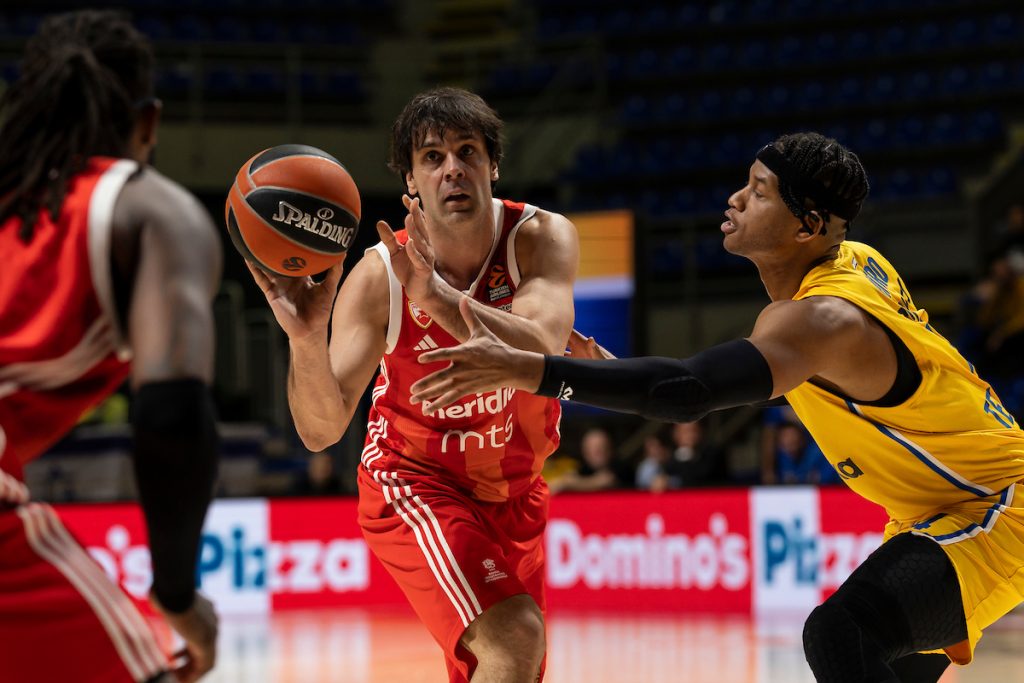 PIONIR MU KLIČE Ovacije za Teodosića! Iskusni plejmejker održava Zvezdu u igri (VIDEO)