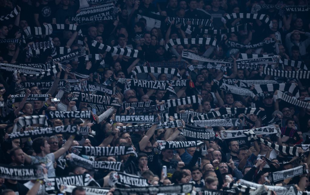 CRNO-BELI STIGLI U NIŠ Košarkaše Partizana dočekali navijači ispred hotela (VIDEO)