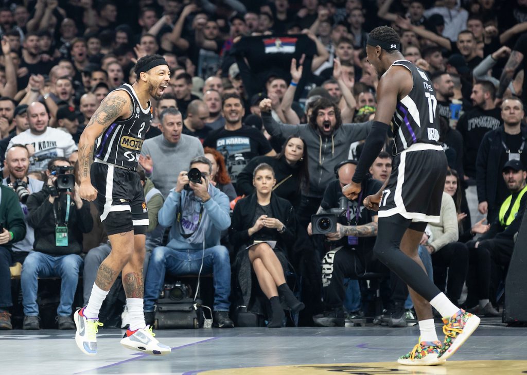 POLUVREME Košarkaši Partizana i „grobari“ melju na isti pogon! Crno-beli vode protiv Makabija 16 poena razlike