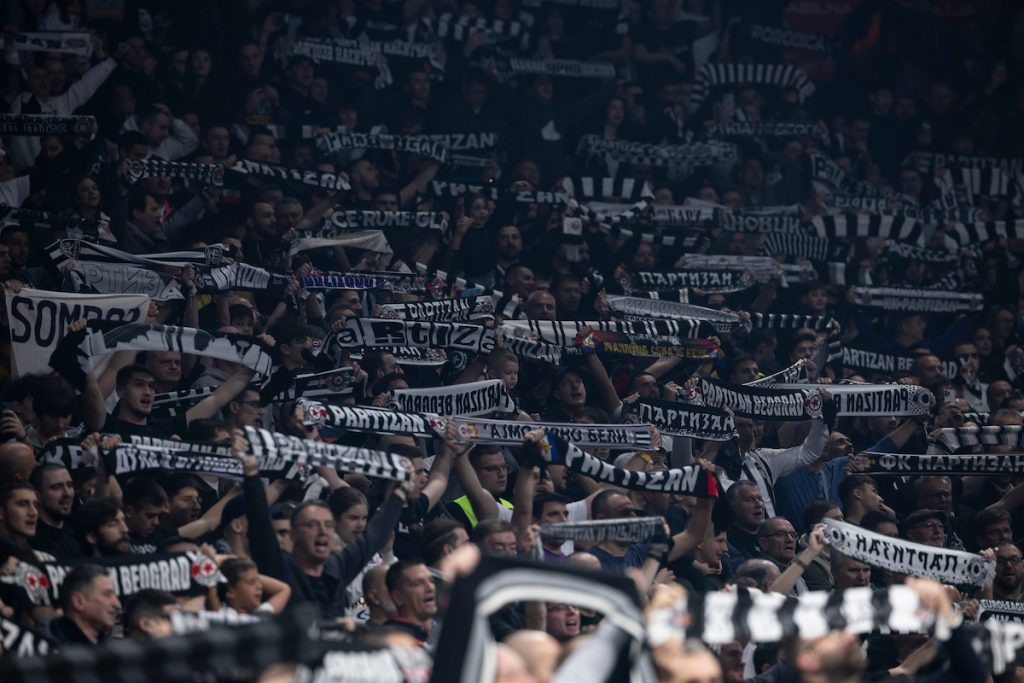 „Grobari“ slavili pobedu, pa poslali poruku igračima pred derbi (VIDEO)