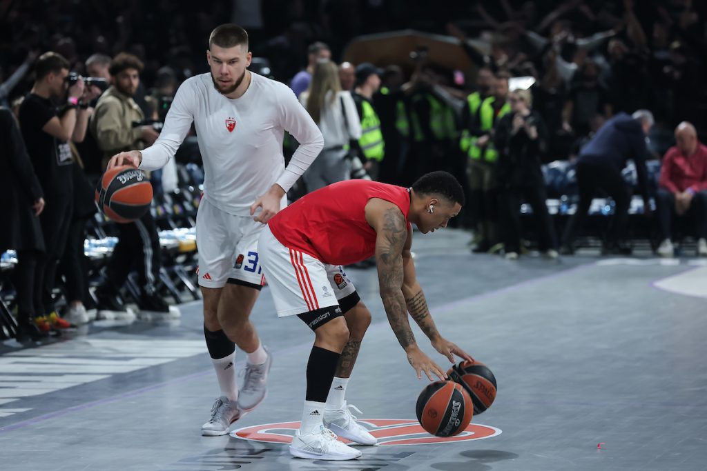 PAKLEN DOČEK Košarkaši Zvezde izašli na zagrevanje, Arena se odmah „zapalila“ (VIDEO)