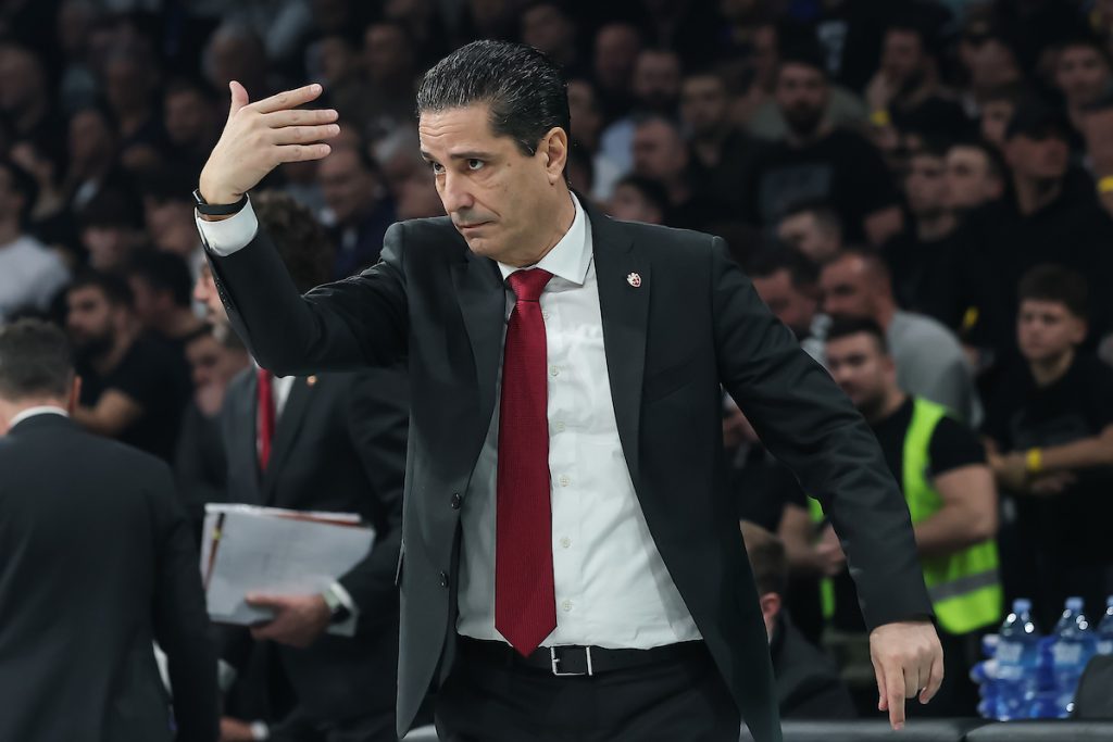 GROBARI POGODILI SFEROPULOSA Zvezdin trener dobio predmet u glavu (VIDEO)