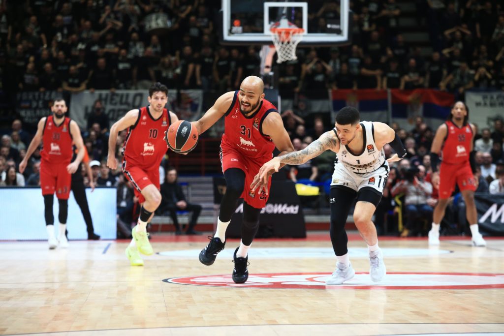 ROVOVSKA BITKA U FORUMU Milano ima tri poena prednosti na poluvremenu, Partizan nema rešenje za nepogrešivog Argentinca (FOTO/VIDEO)