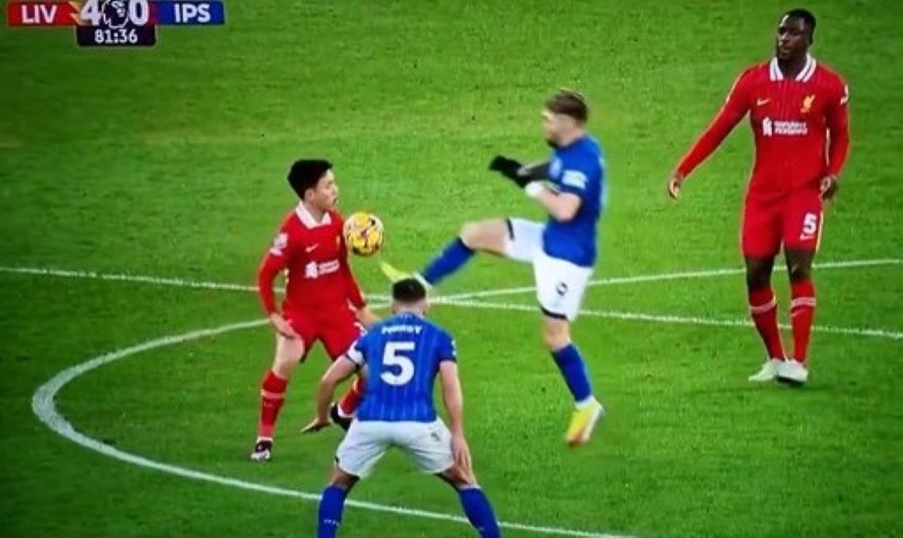 VAR JE KVAR I SUDIJA JE ZABORAVIO NAOČARE I U NAJJAČOJ LIGI SVETA Endo može da tuži Enkiza za pokušaj ubistva, ali crvenog kartona nije bilo (VIDEO)