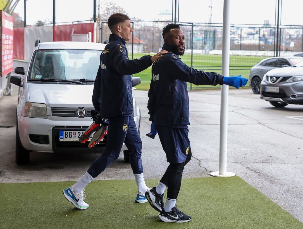 ŠOU U TURSKOJ Kanga pokazao Glazeru gde će da mu šutira, a onda probušio mrežu! Izraelac se iznervirao pa napucao loptu ka Gaboncu (VIDEO)