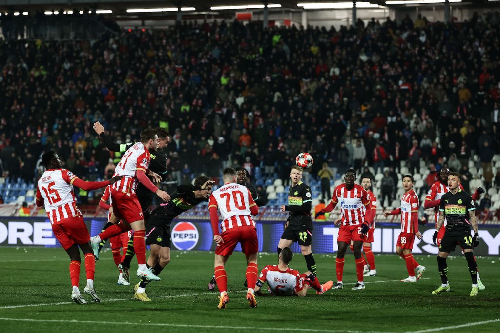 MOŽE LI OVO DA PREOKRENE STVARI? Flamingo je srušio Radonjića i pocrveneo! PSV ostaje sa desetoricom skoro celo poluvreme (VIDEO)