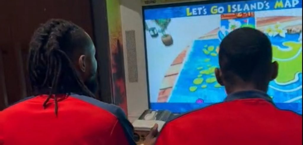 NA PRIPREMAMA IMA PROSTORA I ZA ZABAVU Vošini stranci u slobodno vreme uživaju u virtuelnim igricama, a jedan fudbaler je pravi majstor u kuglanju (VIDEO)