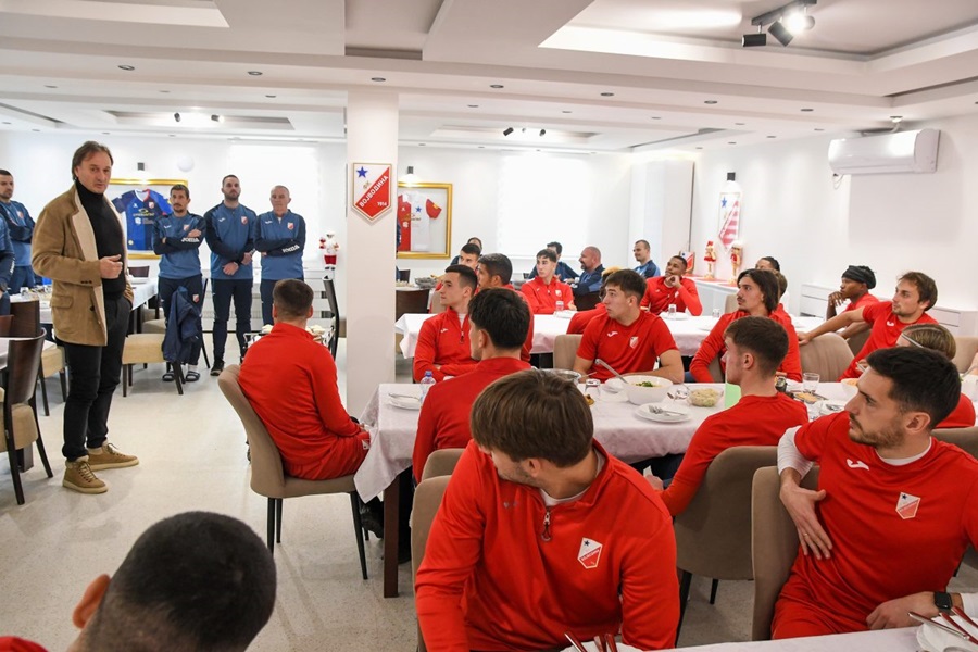 VOŠA OBELEŽILA BADNJI DAN Fudbalerima „stare dame“ se obratio Tanjga u društvu Mihinog sina! (FOTO/VIDEO)