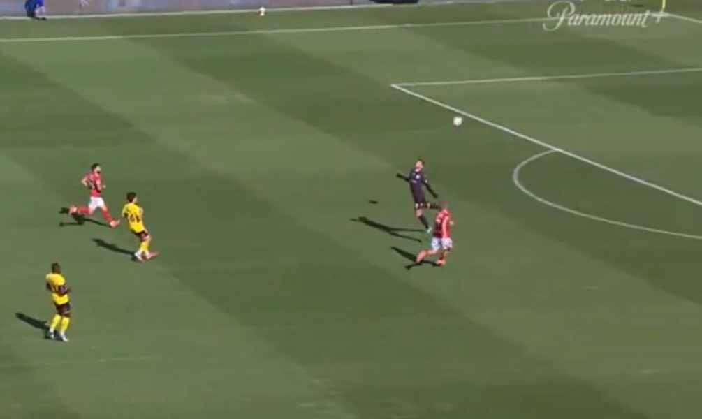 PRELUD GOL U AUSTRALIJI Strašan kiks golmana domaće ekipe, ali zašto je, pobogu, strelac to uradio? (VIDEO)