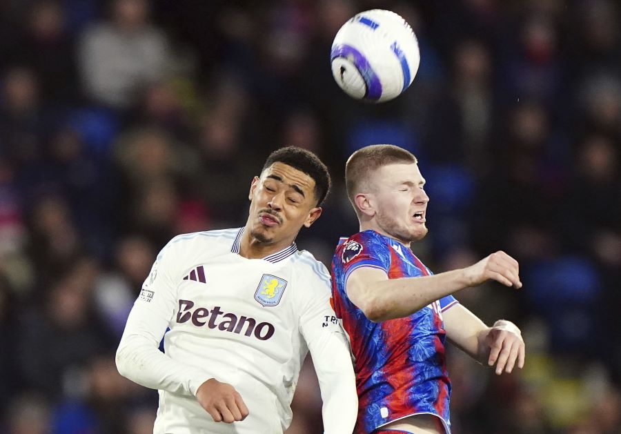 ČOVEČE, GDE ĆE TI DUŠA? Deca htela da šutiraju penale, golman Aston Vile nije hteo da se skloni s gola (VIDEO)