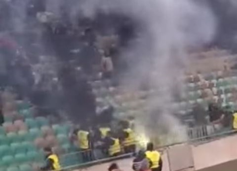 POJAVILI SE SNIMCI TUČE U LJUBLJANI Pesničenje bez pardona, letele baklje, a jedan navijač vikao: „Ubij pi*ku“ (VIDEO)