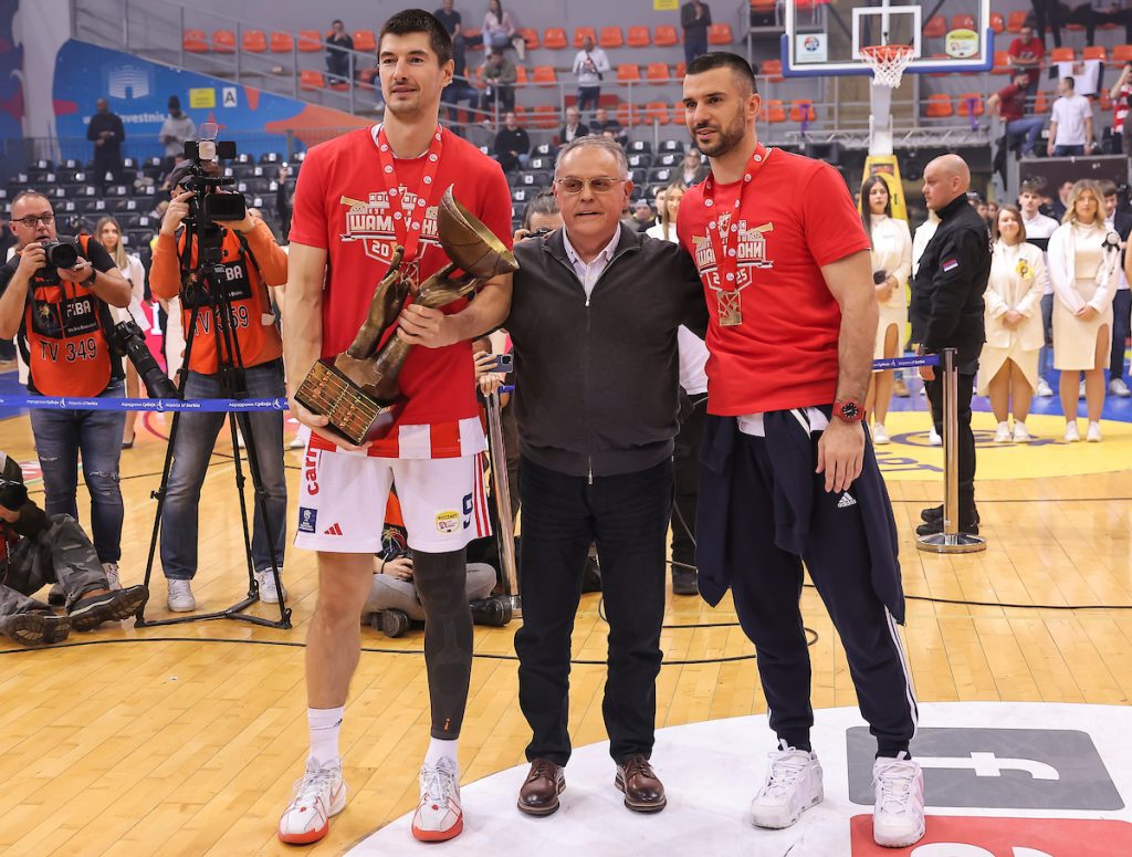 OSMESI GOVORE VIŠE OD REČI Scena koja je oduševila „delije“! Čović uručio pehar Mitroviću i Laziću, pa ih izljubio (VIDEO)