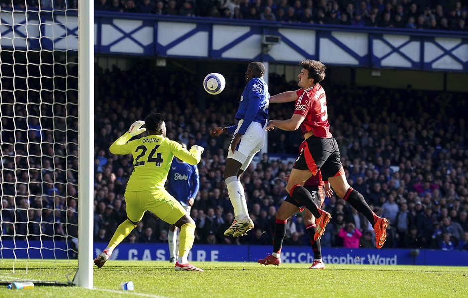 PREMIJER LIGA Mančester gubio sa 2:0, ali izbegao treći uzastopni poraz (VIDEO)