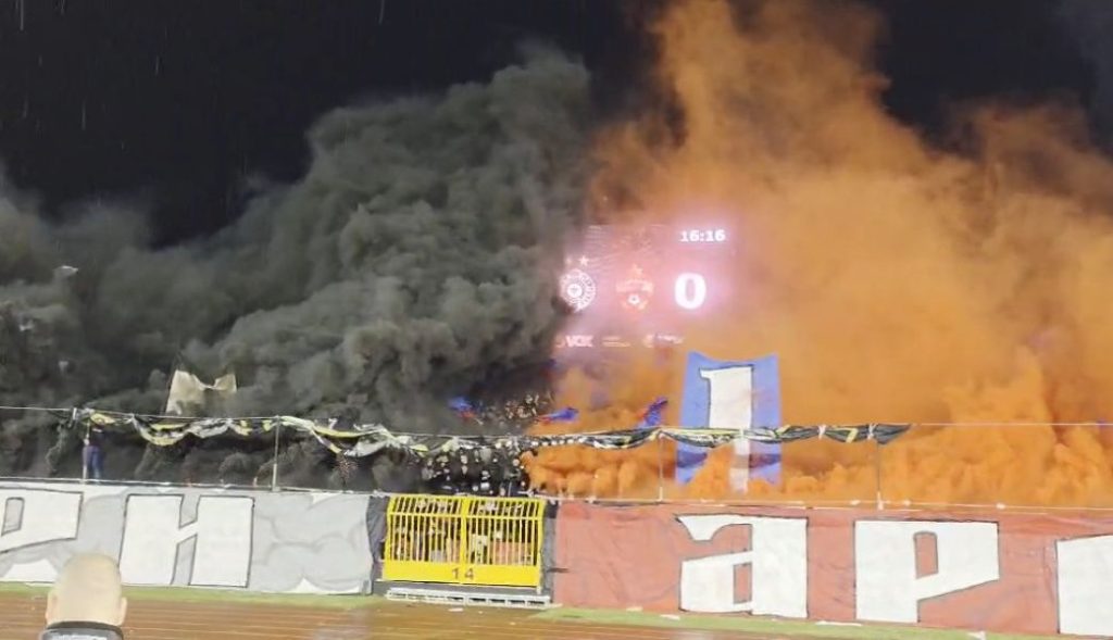 Spektakl u Humskoj! Jug u zastavama boja Partizana i CSKA, a onda su „grobari“ upalili dimne bombe (VIDEO)