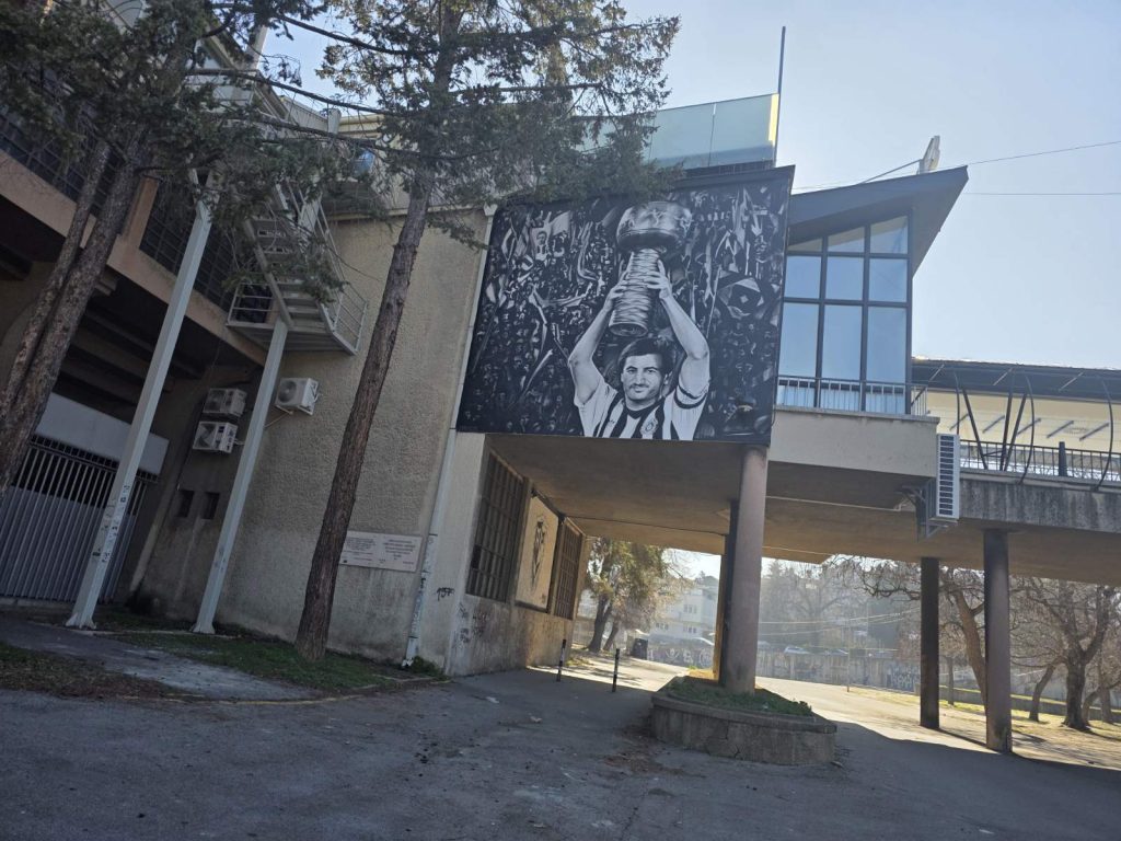 NA STADIONU PARTIZANA OSVANUO NOVI MURAL Moca Vukotić sa peharom u rukama kao simbol boljih dana i povratka trofeja u Humsku (FOTO)