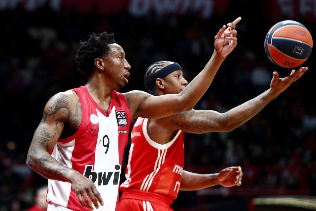 Zvezda ima „+17“ na pauzi protiv Olimpijakosa! Dominiraju Gedraitis i Mekintajer