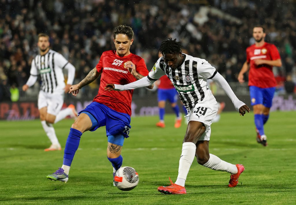 Poluvreme u Humskoj: Šou na tribinama, malo fudbala i povreda Goha (FOTO/VIDEO)