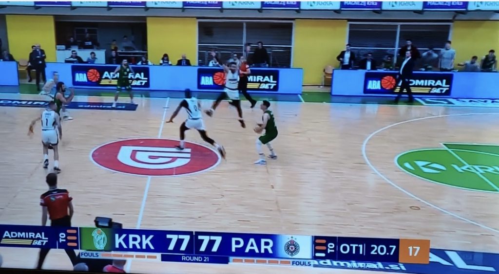 DANAK NEISKUSTVU ILI PERFEKTNA ODBRANA? Pogledajte odlučujući momenat meča u Novom Mestu kada Krka nije na vreme prenela loptu preko pola (VIDEO)