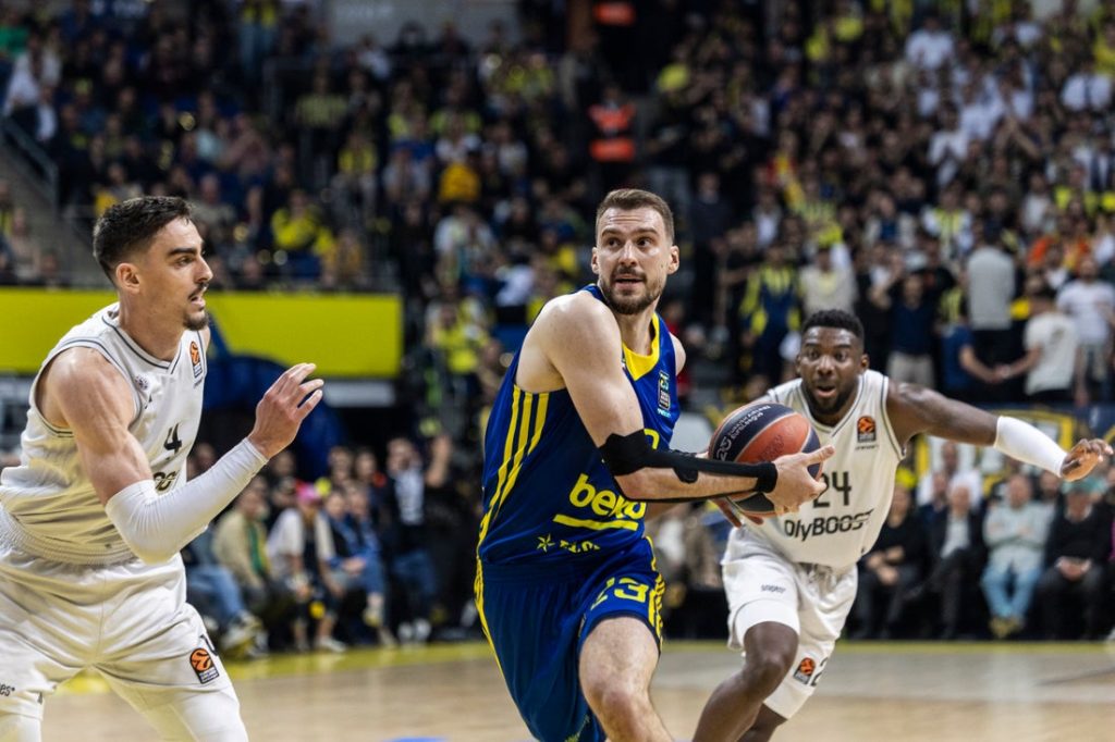 Fenerbahče trojkom uz zvuk sirene pobedio i za „večite“! (VIDEO)