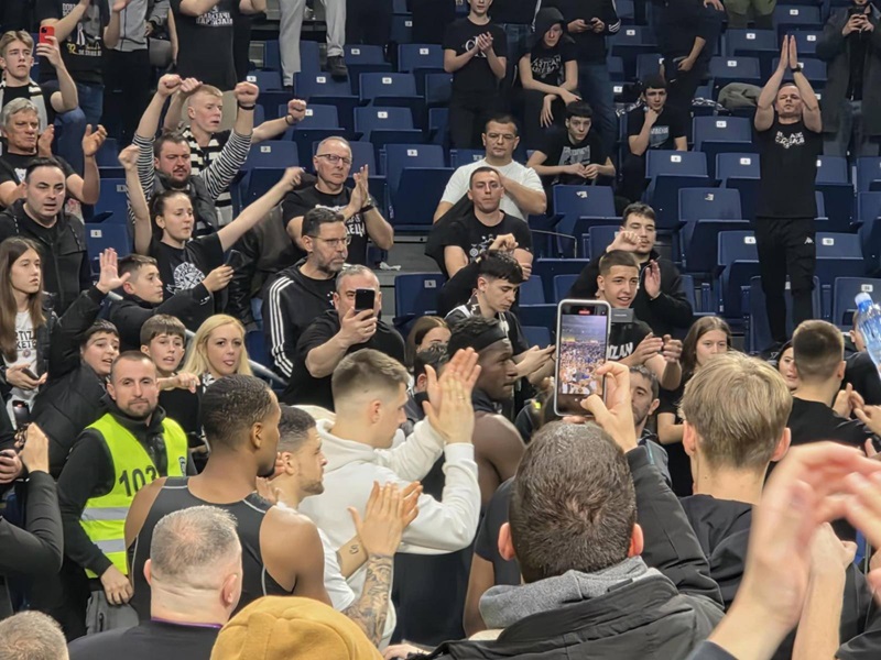 „Grobari“ pesmom vratili uplakane košarkaše na parket (VIDEO)