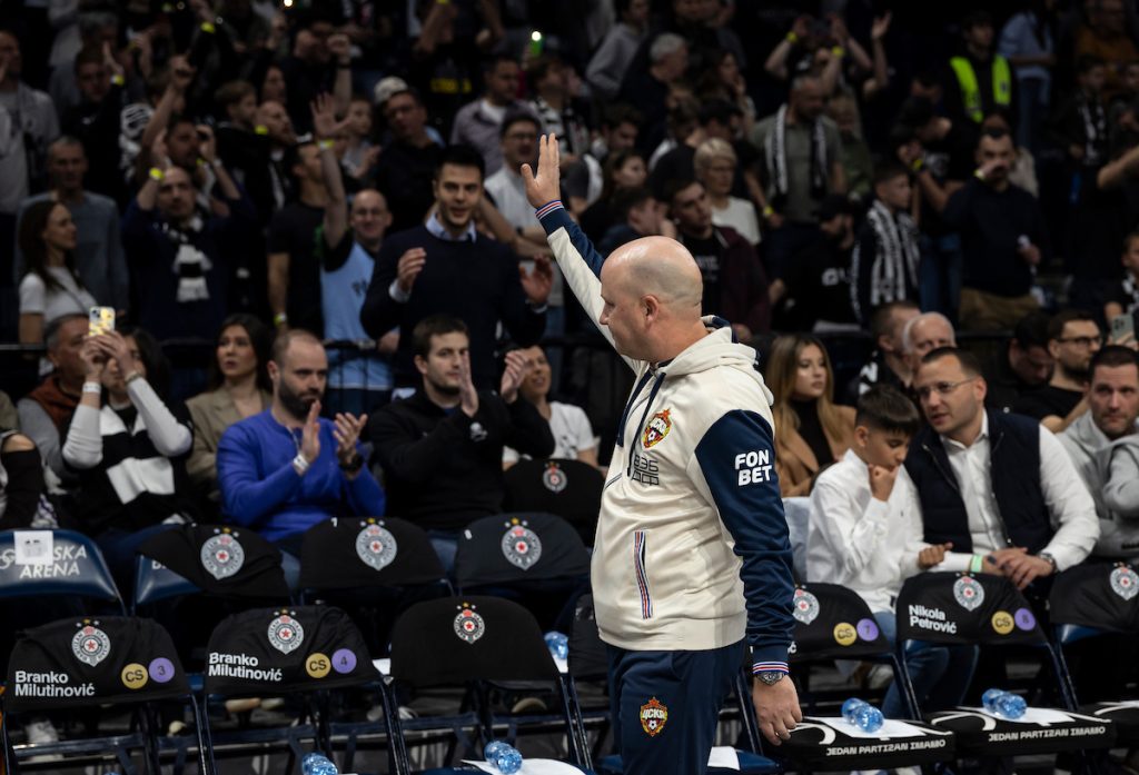 „Grobari“ spektakularno dočekali Marka Nikolića i fudbalere CSKA (VIDEO)