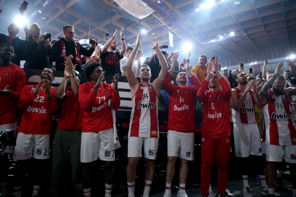 ŠTA SE DESILO POSLE UTAKMICE? Milutinov je aplaudirao Zvezdinoj pesmi…. Da li je zapevao? Niko ne može da tvrdi (VIDEO)