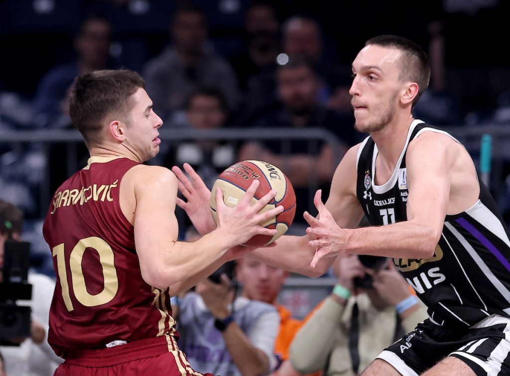PARTIZAN ODRAĐUJE POSAO Crno-beli imaju „+8“ na poluvremenu! Stivens i Barna drže FMP u igri (VIDEO)