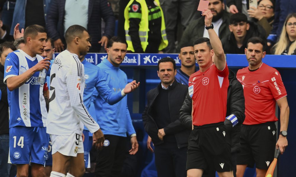 Crveni karton za Kilijana Mbapea (Foto: Beta/AP)