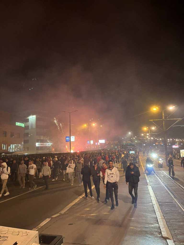 Bakljada i vatromet – Korteo „Delija“ krenuo sa „Marakane“ ka Kalemegdanu (VIDEO)
