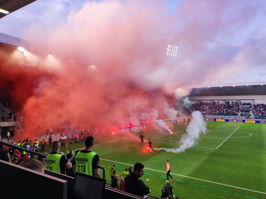„Delije“ napravile veliku bakljadu! Vošin golman pomogao redarima da očiste teren (VIDEO)