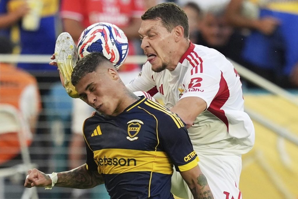 Crni Beloti, šta ti bi? Napadač Benfike udario kopačkom u glavu štopera Boke (VIDEO)