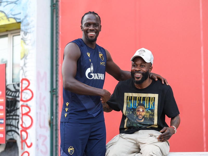 Kanga posetio fudbalere Crvene zvezde, pa napravio šou (VIDEO)