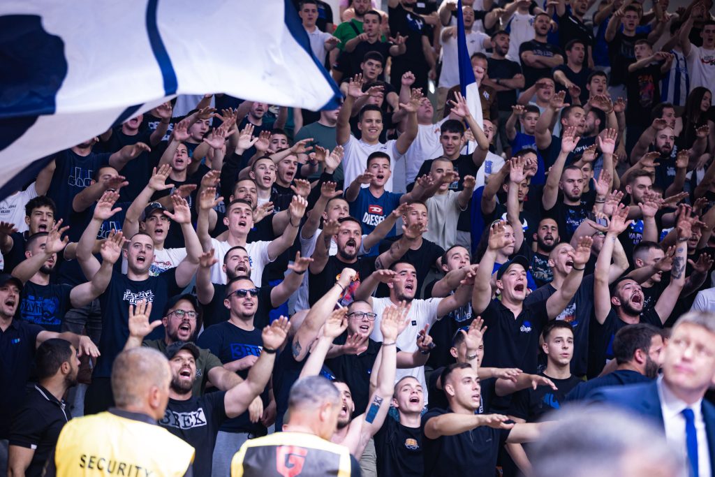 Crno-bele čeka vrela atmosfera u Podgorici! Redovi ispred „Morače“, tražiće se karta više