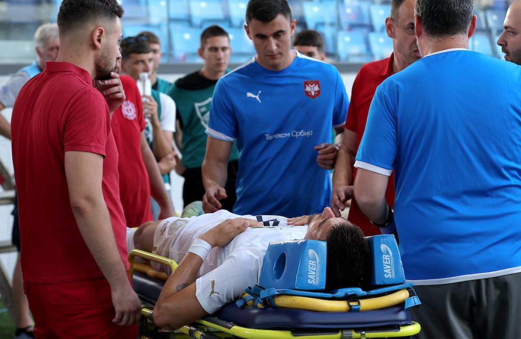 Mladi srpski fudbaler i Zvezdino dete doživeo tešku povredu tokom prijateljskog meča (VIDEO)