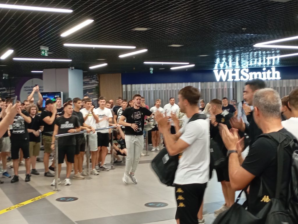 To je kapiten i jedan od „grobara“! Dragojević sačekao saigrače na aerodromu! (VIDEO)