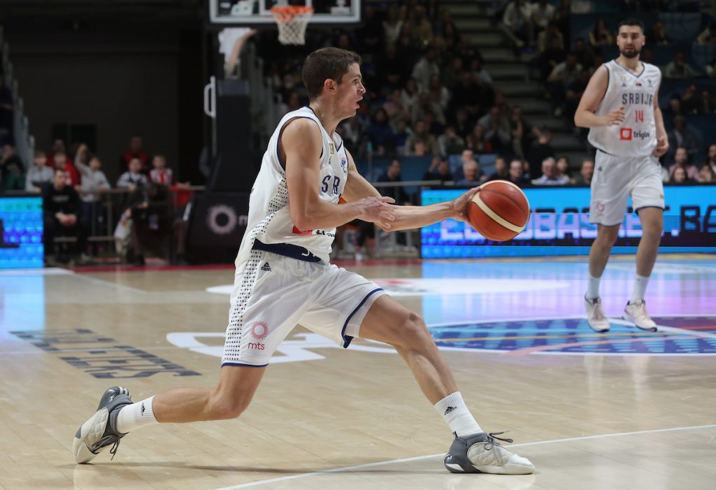 Zoveš se Nikola? Onda sigurno znaš da igraš košarku! Đurišić „cepa mrežice“ u Letnjoj ligi