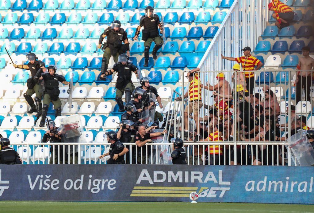 Jagelonija povela, ali je meč prekinut! Poljaci u sukobu sa policijom (VIDEO)
