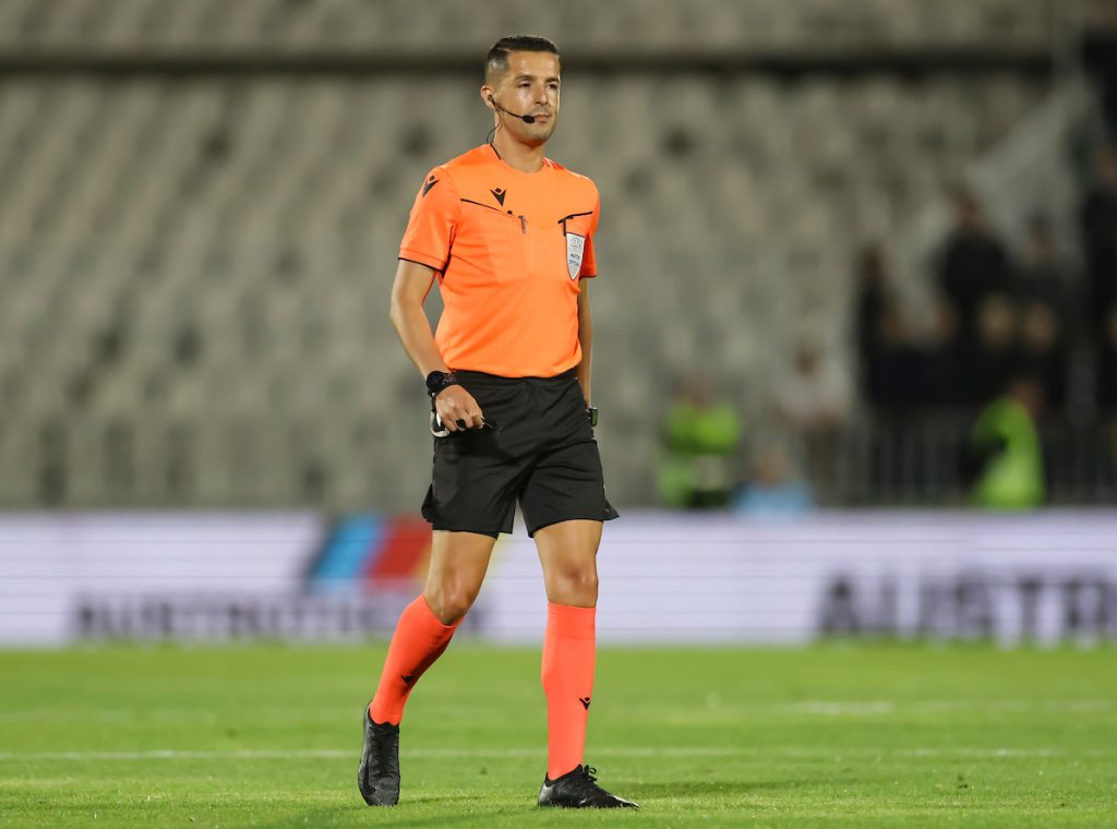 Haos u Humskoj! Tuča na terenu posle penala, sudija deli crvene kartone (VIDEO)