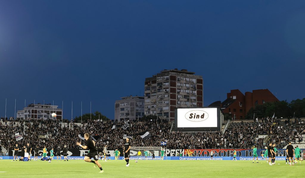 Trese se stadion u Humskoj! „Grobari“ ovacijama pozdravili igrače, oni bacili majice na tribine