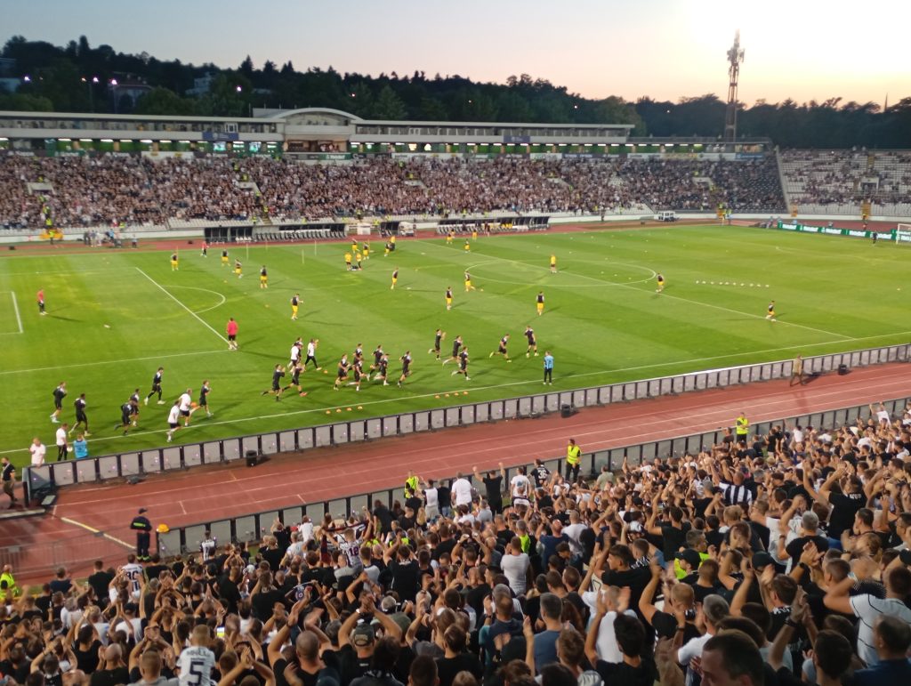 Humska grmi kao nekada! „Grobari“ u delirijumu dočekali igrače, Oleksandriju čeka pakao! (VIDEO)