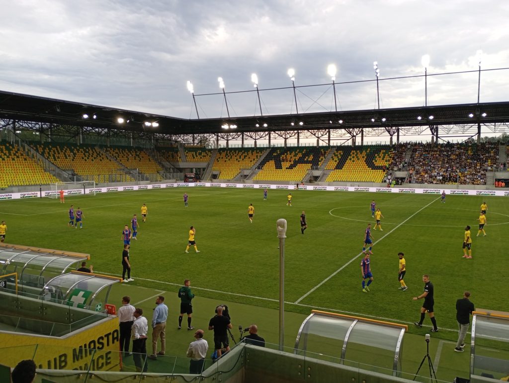 Ukrajinska provokacija – zastave oko ramena i hladan pozdrav (VIDEO)