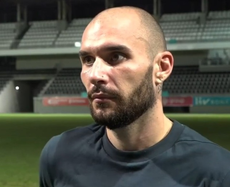 Otelo se kontroli: Huligan pretio fudbaleru Hajduka, pa ga pljunuo u punom kafiću (VIDEO)