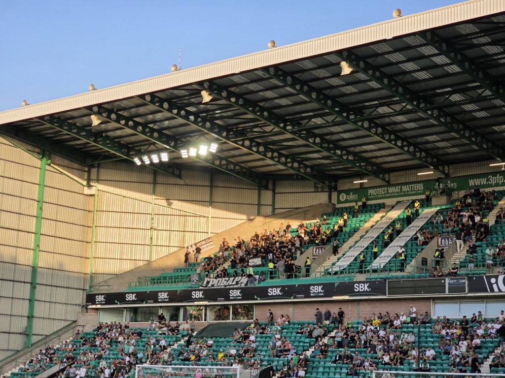 Partizan ima podršku u Edinburgu! „Grobari“ zauzeli poziciju na vrhu južne tribine (VIDEO)