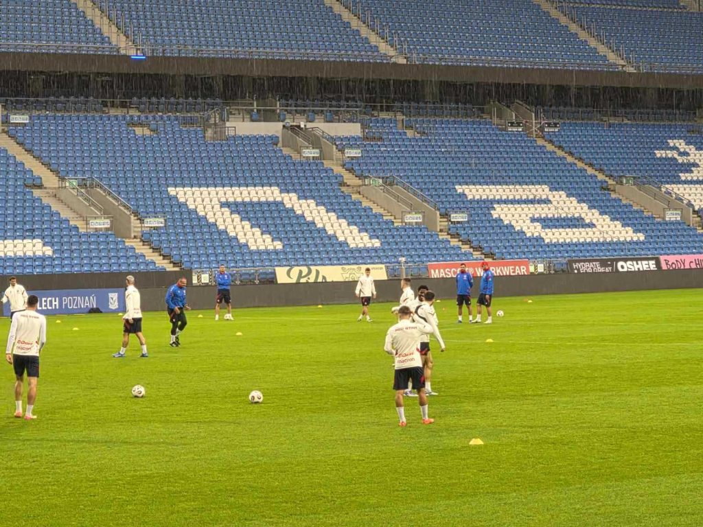 Jaka kiša nije omela fudbalere Zvezde da spreme taktiku u Poznanju (VIDEO)