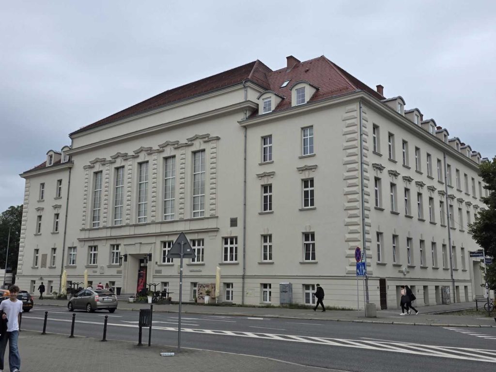 Upoznajte Poznanj: Grad koji je pozajmio najlepše od Beograda i Novog Sada! Crveno-bele dočekali oblaci (FOTO+VIDEO)