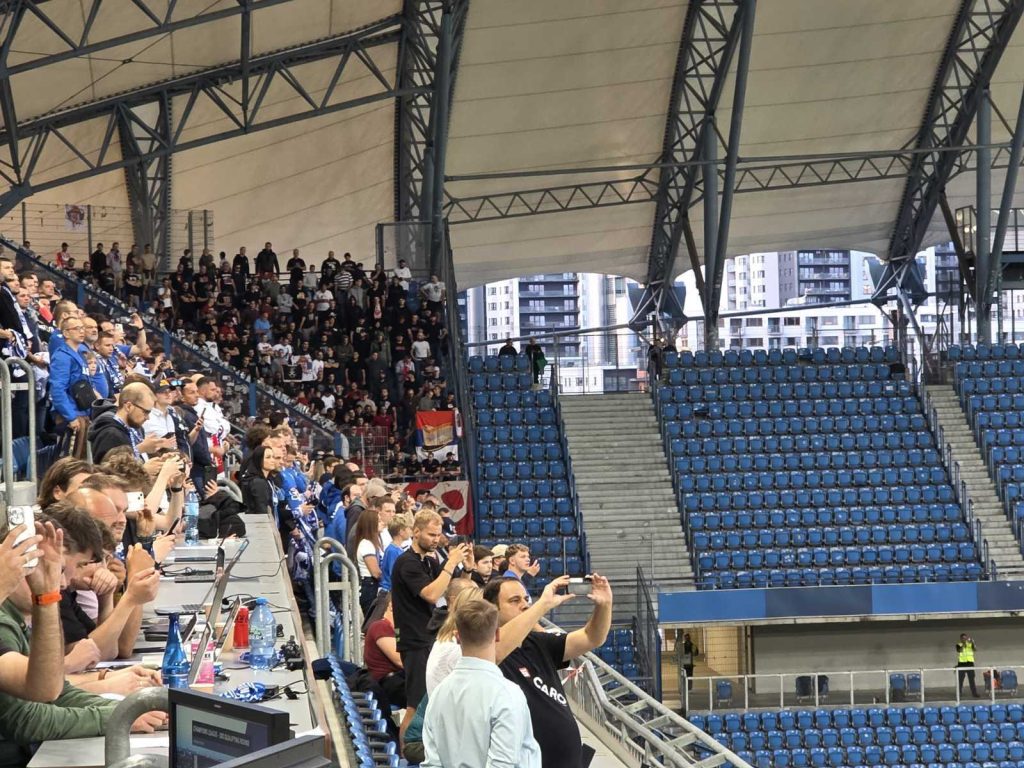 „Delije“ slavile sa fudbalerima! Orilo se: „Idemo dalje“ (VIDEO)