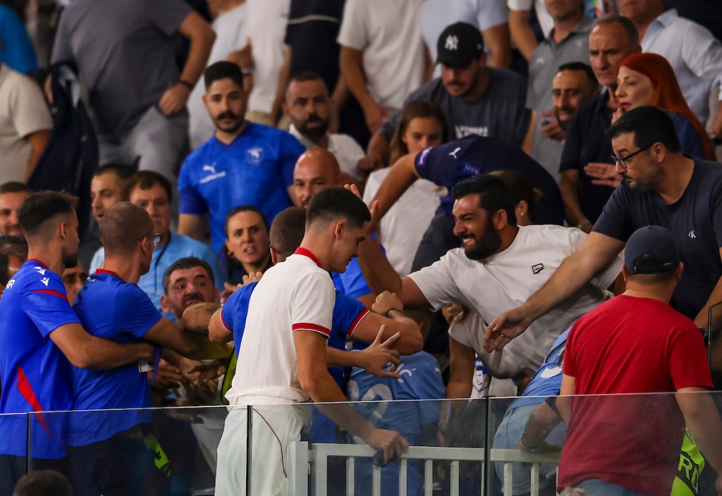 Sramota! Redar udario igrača Zvezde! Arnautović hteo da se obračuna sa nasilnicima! (VIDEO)