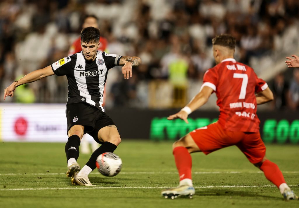 Partizan ruši sve pred sobom u Superligi: Crno-beli „petardom“ razorili „traktoriste“ (VIDEO)